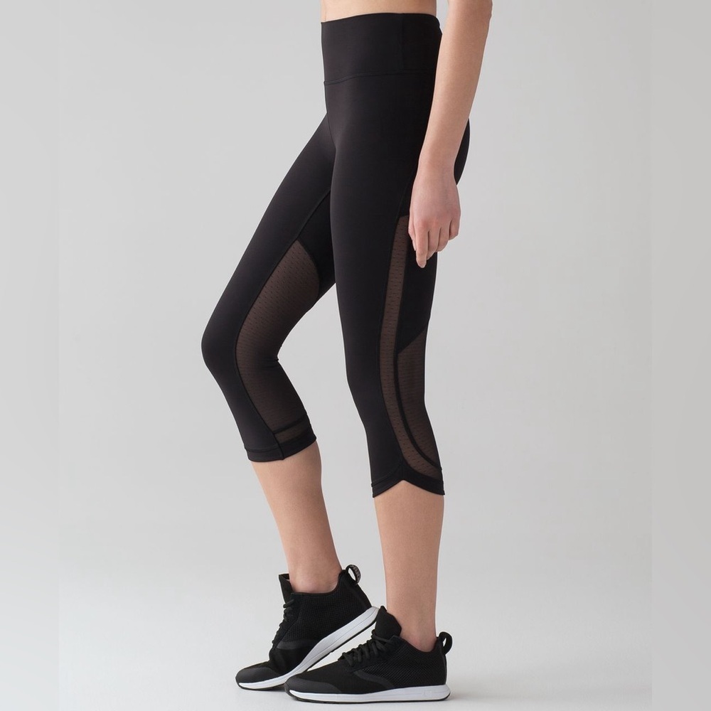 1 Lululemon Revitalize Crop (21") - Black